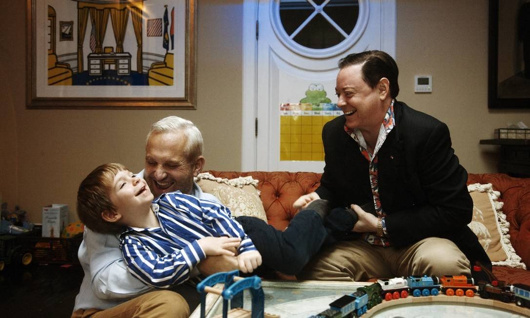 Andrew Solomon com o marido e o filho biológico. Crédito da imagem: Gabrielle Stabille / The New York Times