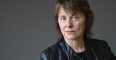 Fronteiras Do Pensamento - Nem avanço, nem retrocesso. Nem rebaixar mães e  esposas, nem idolatrar mulheres profissionais. Camille Paglia acredita que  o que mais precisamos, talvez, seja uma reavaliação do significado da