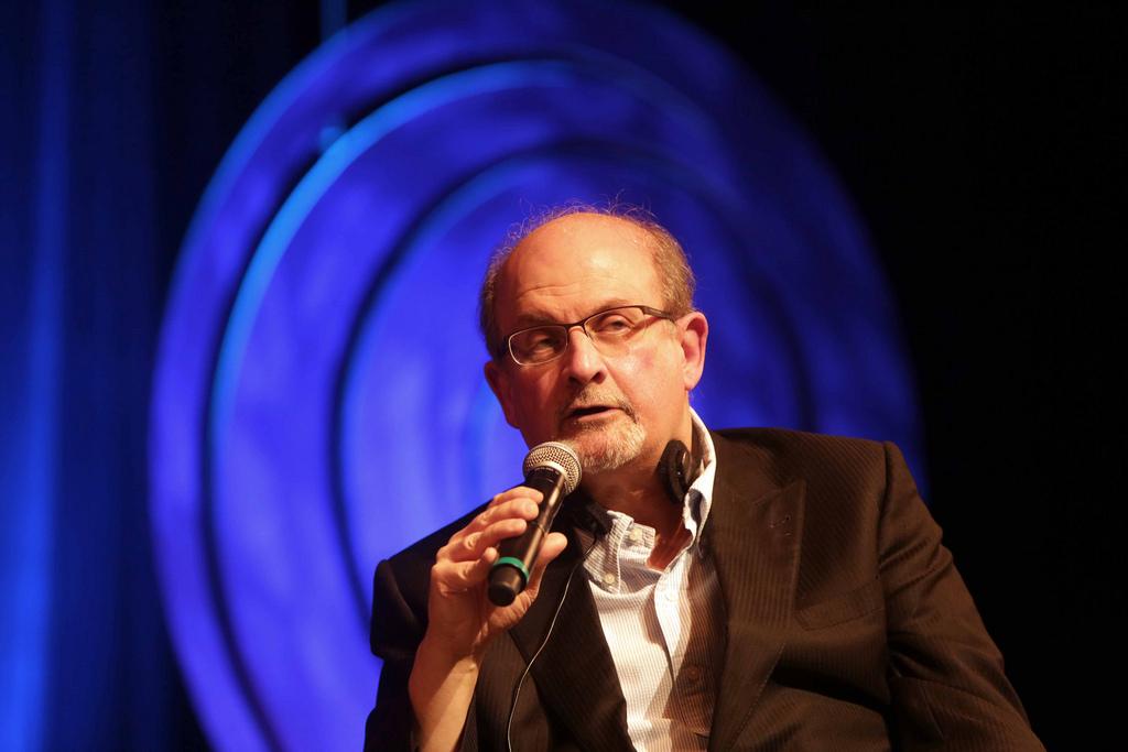 Mídia estatal iraniana aumenta recompensa pela morte do escritor Salman Rushdie