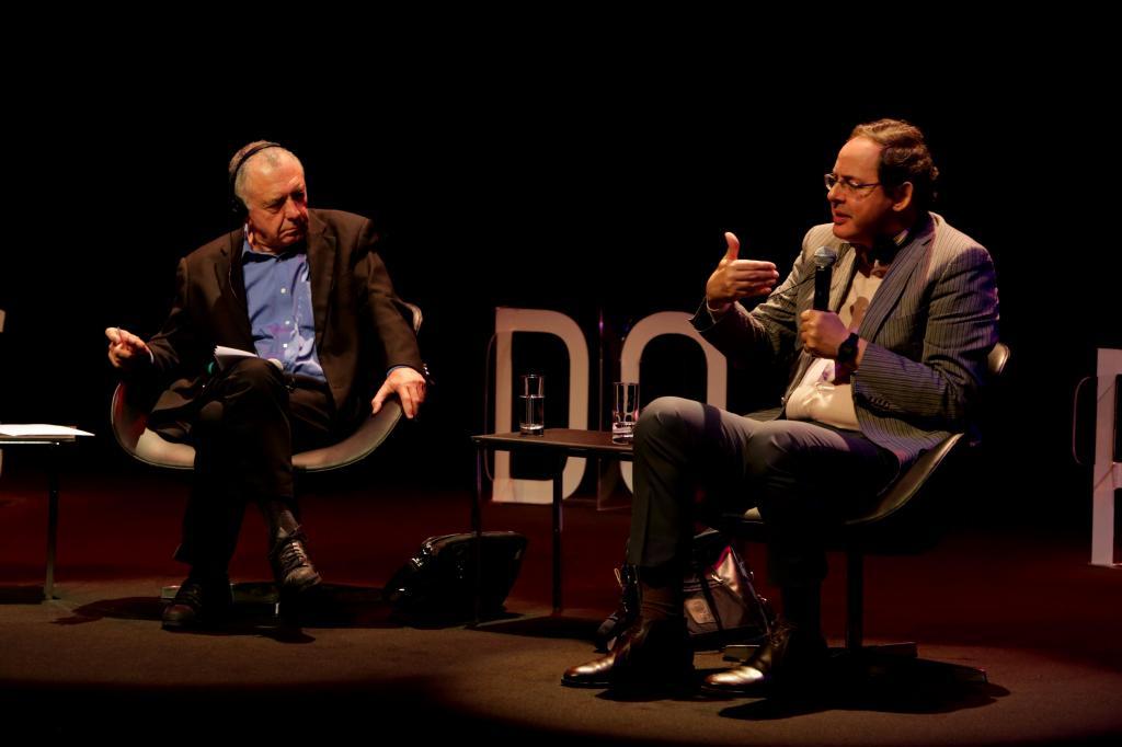 Em conferência no Fronteiras São Paulo, Giannetti e Lipovetsky debatem a sociedade do hiperconsumo e da leveza