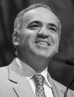 Kasparov pede que potências mundiais joguem Rússia de volta à